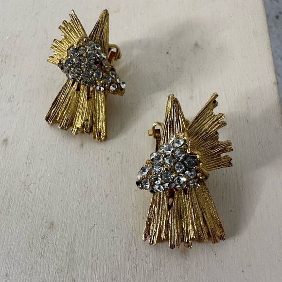 Vintage Hattie Carnegie Rhinestone Burst Gold Tone Clip On Earring - Picture 1 of 7